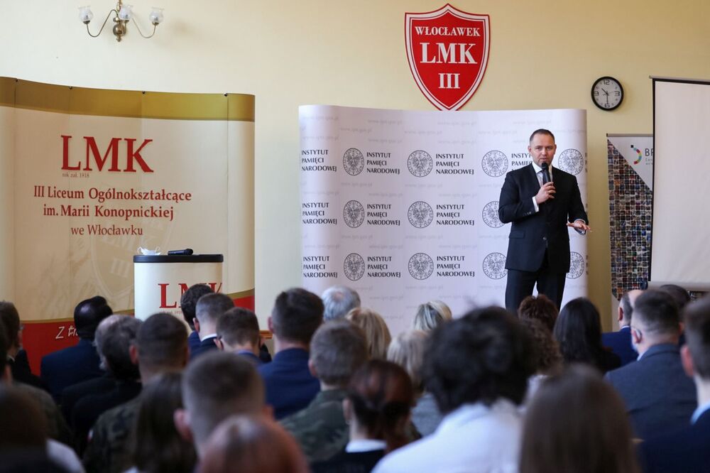 Karol Nawrocki, prezes IPN na spotkaniu z młodzieżą III LO im. Marii Konopnickiej we Włocławku – 17 lutego 2022. Fot. Mikołaj Bujak (IPN)