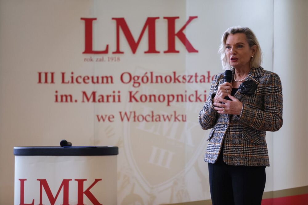 Anna Maria Anders na spotkaniu z młodzieżą III LO im. Marii Konopnickiej we Włocławku – 17 lutego 2022. Fot. Mikołaj Bujak (IPN)