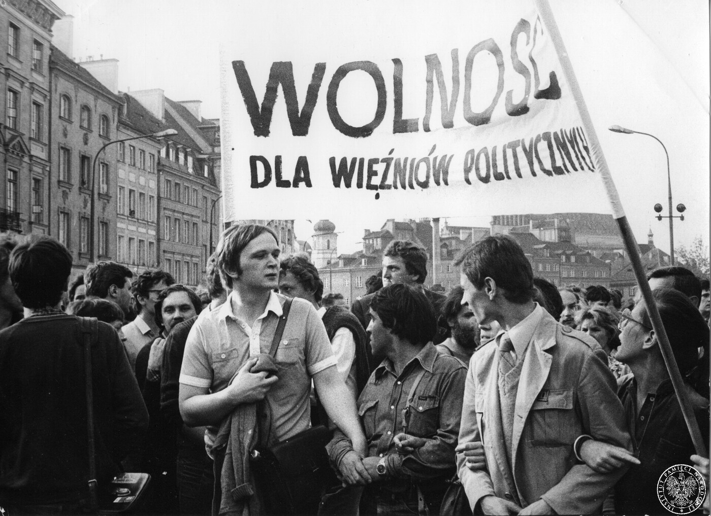Marsz protestacyjny zorganizowany przez Niezależne Zrzeszenie Studentów w Warszawie 25 maja 1981 r. (fot. z zasobu Archiwum IPN).