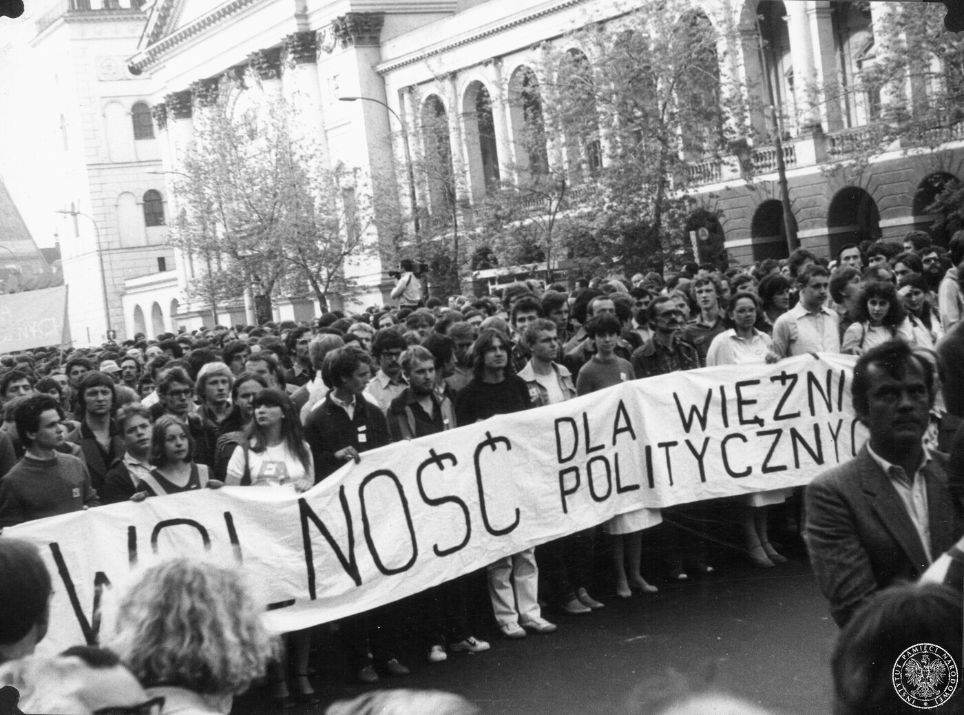 Marsz protestacyjny zorganizowany przez Niezależne Zrzeszenie Studentów w Warszawie 25 maja 1981 r. (fot. z zasobu Archiwum IPN).