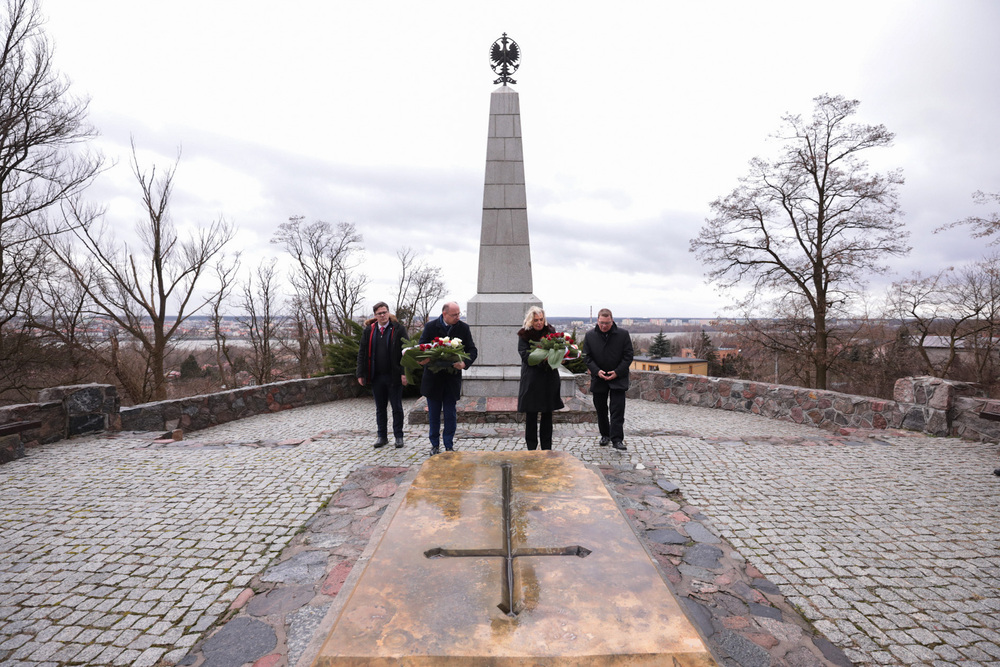 Złożenie kwiatów przy pomniku Poległych Obrońców Wisły 1920 we Włocławku  – 17 lutego 2022. Fot. Mikołaj Bujak (IPN)