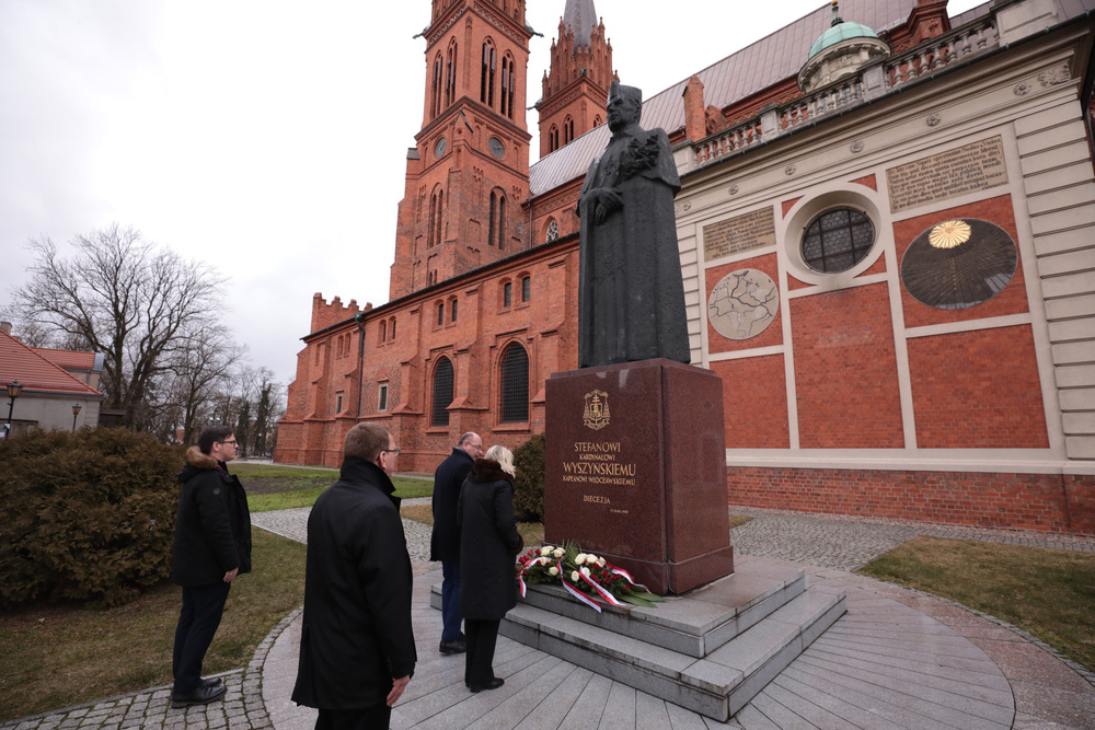 Złożenie kwiatów przy pomniku kard. Stefana Wyszyńskiego – Wrocław, 17 lutego 2022. Fot. Mikołaj Bujak (IPN)