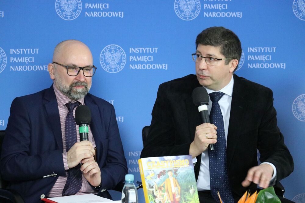 Prowadzący dyskusję Ryszard Mozgol (L) i dr hab. Adam Dziurok (P). Prezentacja „CzasyPisma” nr 2(20)/2021 – 22 lutego 2022. Fot. Aleksandra Wierzchowska (IPN)