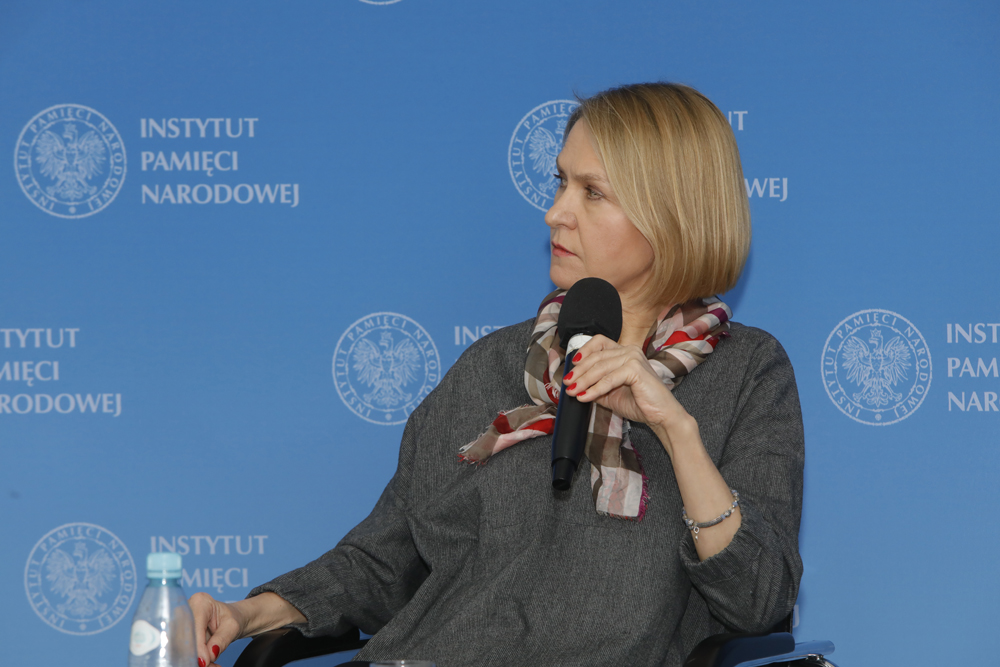 Dr Barbara Stanisławczyk-Żyła – prowadząca dyskusję z cyklu „Polska na froncie sporów cywilizacyjnych” – 22 lutego 2022. Fot. Piotr Życieński (IPN)