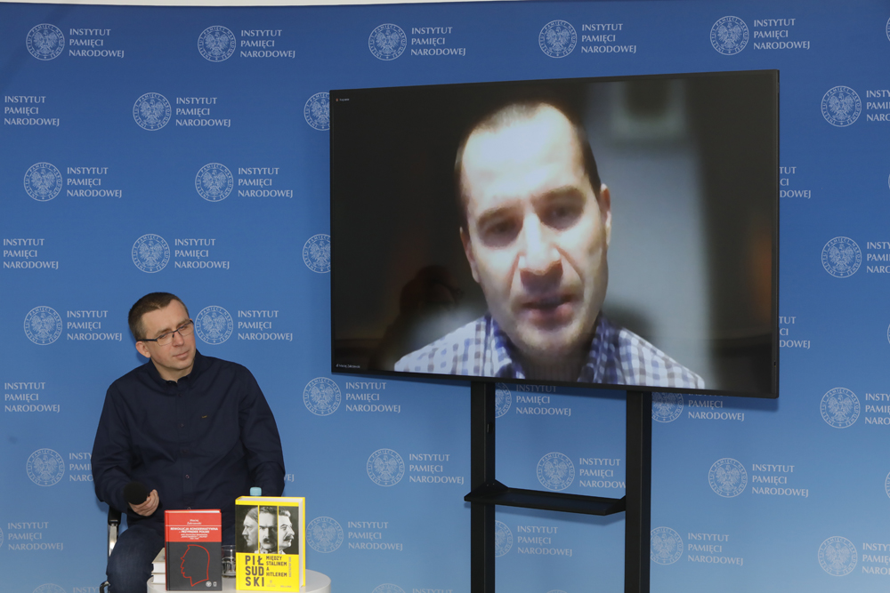 Na ekranie dr Maciej Zakrzewski, obok prowadzący dyskusję z cyklu „Historia zza kulis” – Rafał Dudkiewicz – Warszawa, 22 lutego 2022. Fot. Piotr Życieński (IPN)