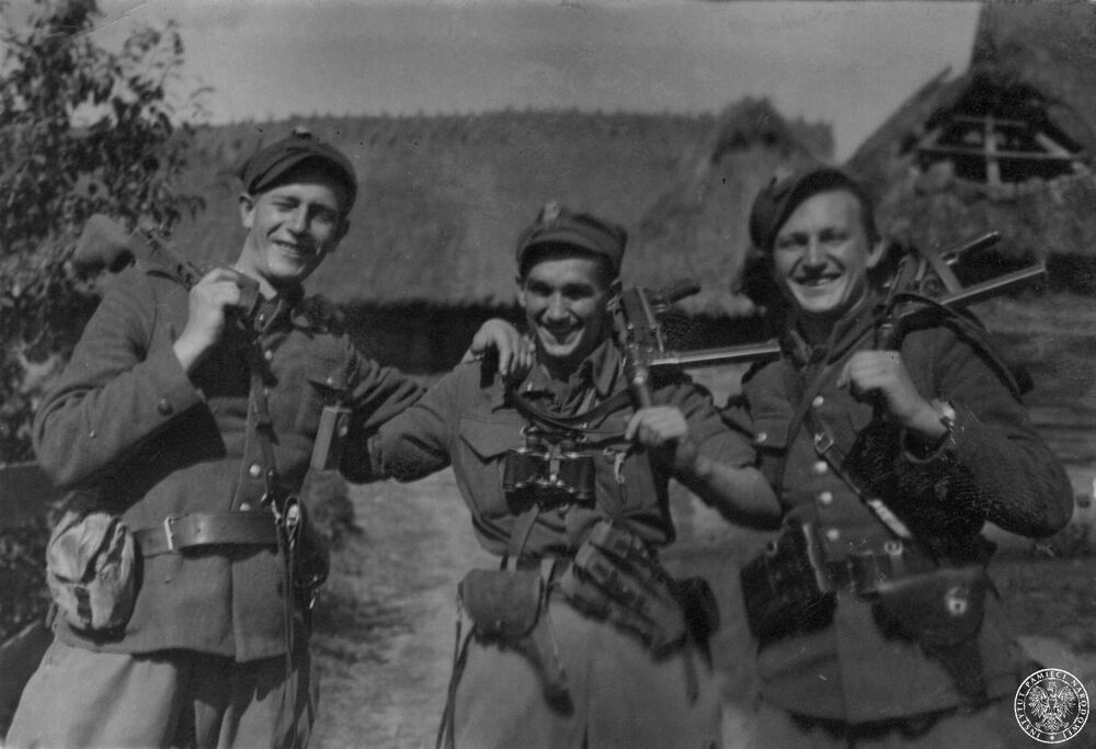 Żołnierze 5 Brygady Wileńskiej AK - plut. Jerzy Lejkowski "Szpagat", plut. Zdzisław Badocha "Żelazny", plut. Henryk Wieliczko "Lufa", Białostocczyzna, 1945 r.