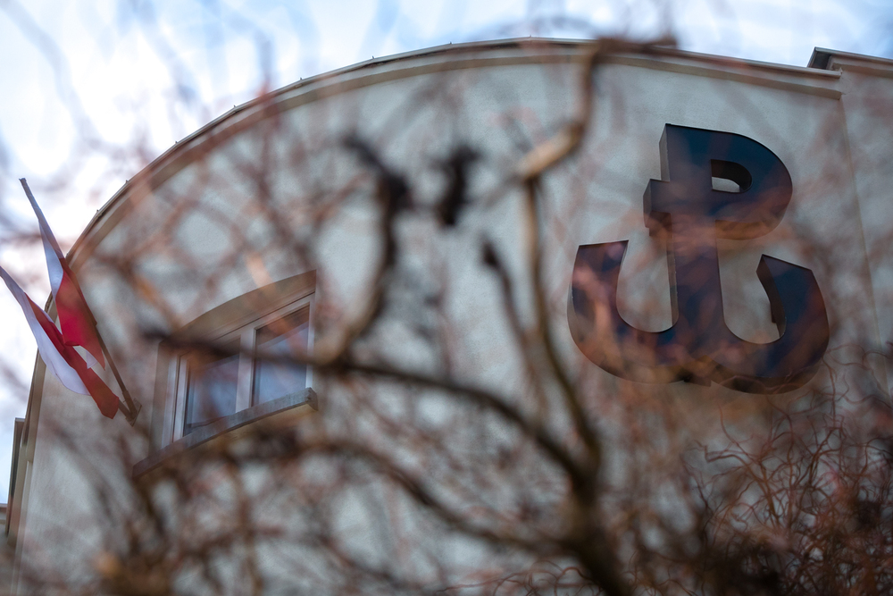 Hołd dla ofiar terroru komunistycznego przed Willą Jasny Dom – Warszawa, 25 lutego 2022. Fot. Sławek Kasper (IPN)