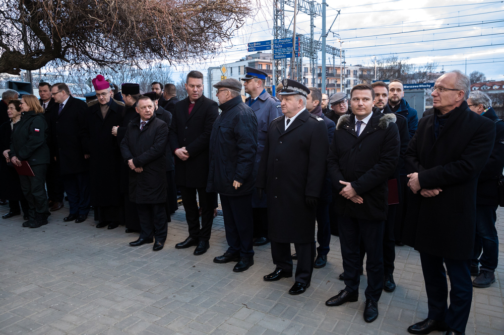 Hołd dla ofiar terroru komunistycznego przed Willą Jasny Dom – Warszawa, 25 lutego 2022. Fot. Sławek Kasper (IPN)