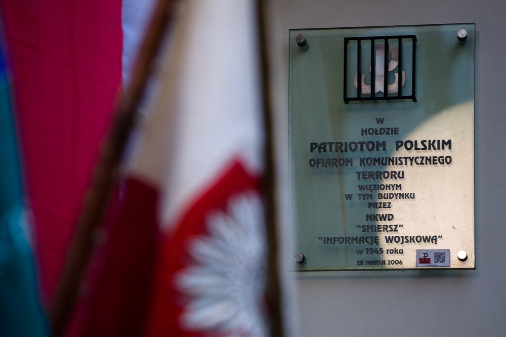 Hołd dla ofiar terroru komunistycznego przed Willą Jasny Dom – Warszawa, 25 lutego 2022. Fot. Sławek Kasper (IPN)