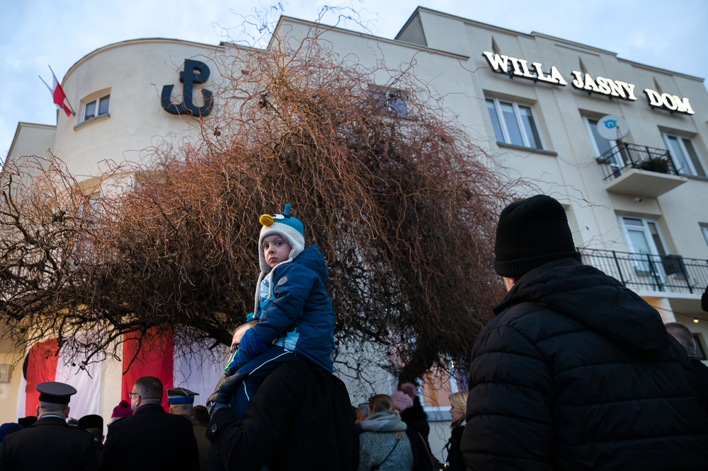 Hołd dla ofiar terroru komunistycznego przed Willą Jasny Dom – Warszawa, 25 lutego 2022. Fot. Sławek Kasper (IPN)