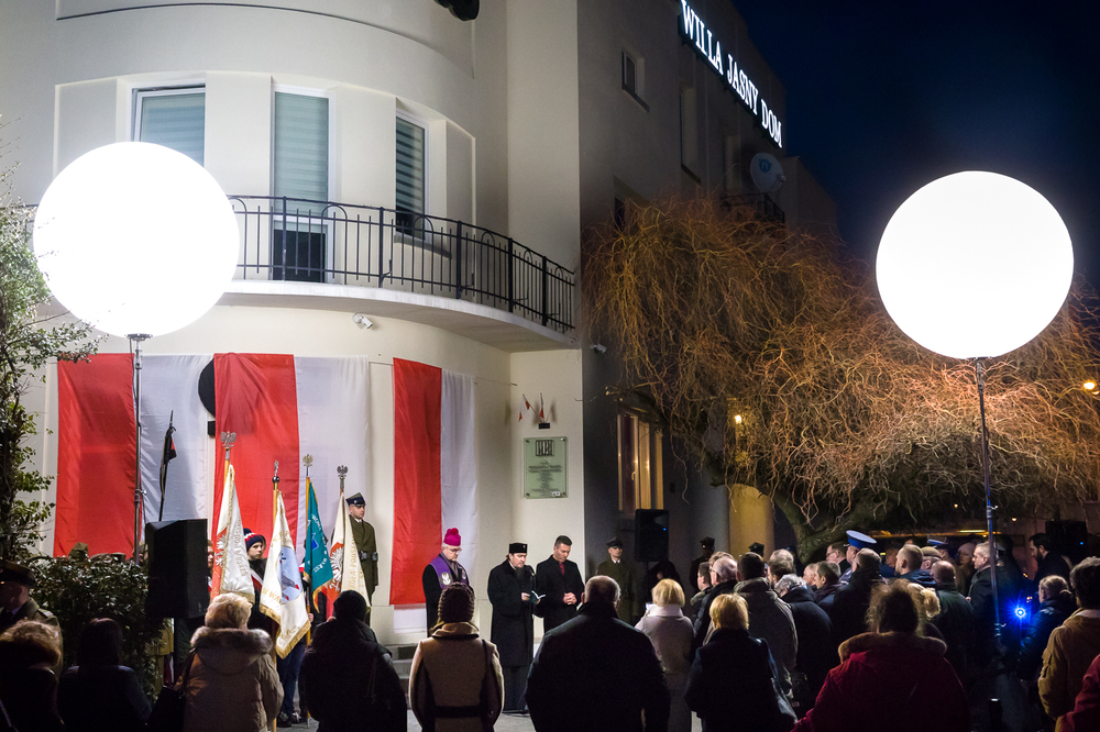 Hołd dla ofiar terroru komunistycznego przed Willą Jasny Dom – Warszawa, 25 lutego 2022. Fot. Sławek Kasper (IPN)