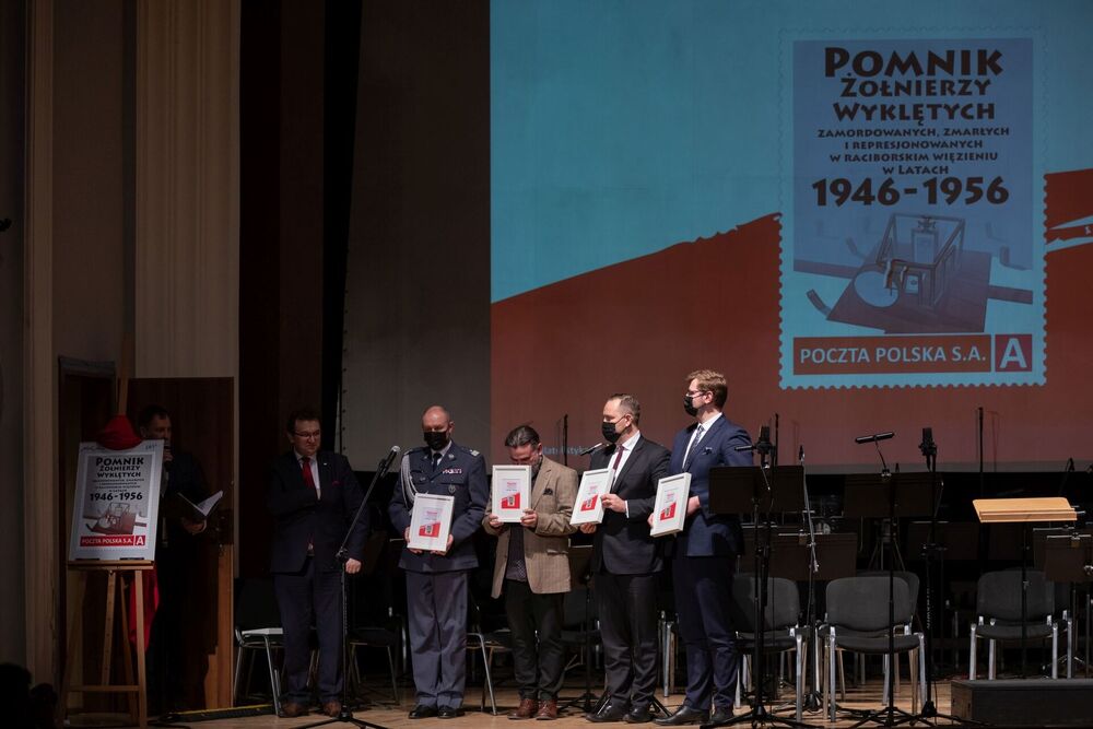 Wręczenie okolicznościowego znaczka Poczty Polskiej – Racibórz, 27 lutego 2022. Fot. Mikołaj Bujak (IPN)