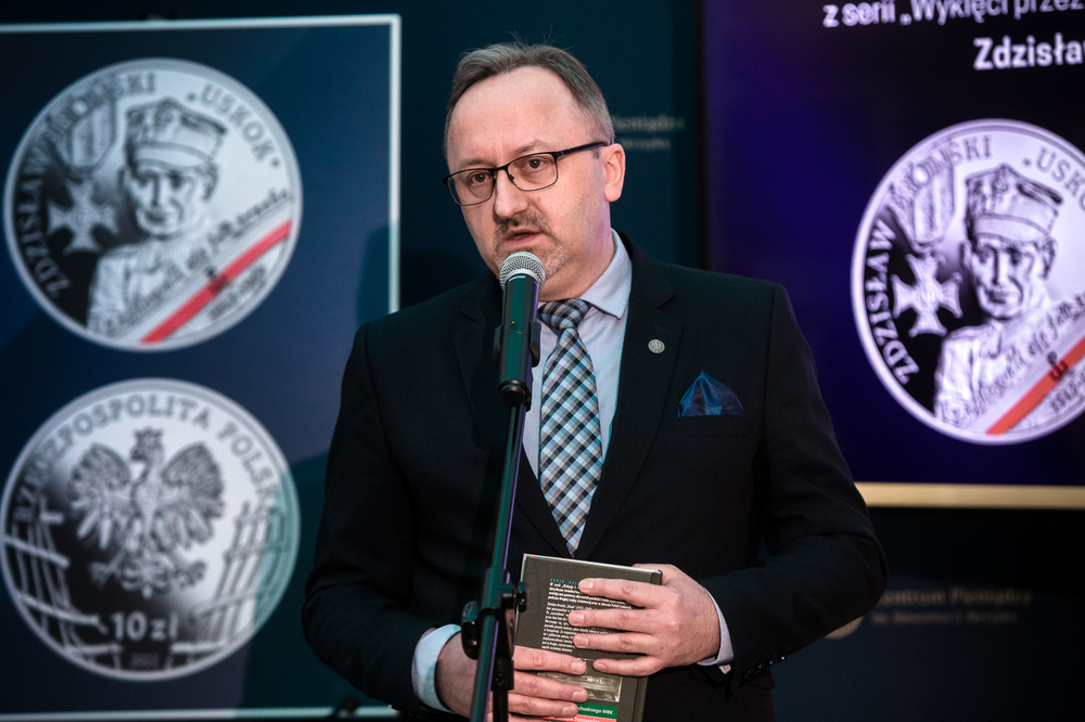 Zastępca prezesa IPN dr hab. Karol Polejowski podczas prezentacji monety NBP upamiętniającej Zdzisława Brońskiego ps. Uskok – Warszawa, 28 lutego 2022. Fot. Sławek Kasper (IPN)