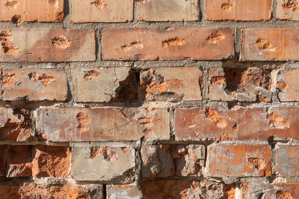 Ściana śmierci na terenie byłego Aresztu Śledczego Warszawa–Mokotów. Fot. Mikołaj Bujak (IPN)