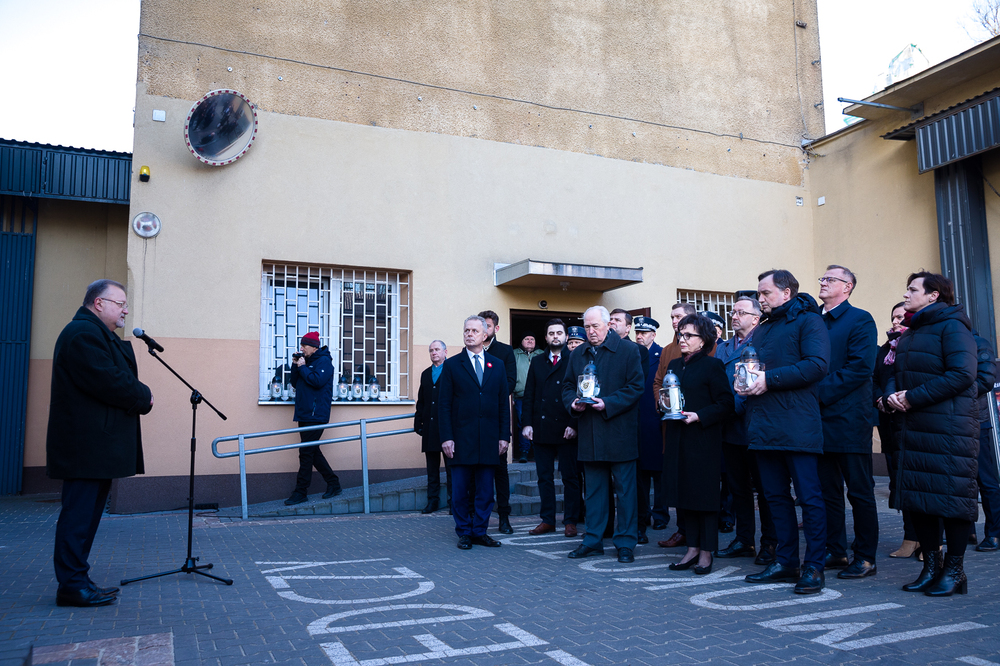Uroczystość zapalenia zniczy przed tablicą ppłk. Łukasza Cieplińskiego „Pługa” na terenie byłego Aresztu Śledczego Warszawa–Mokotów – 1 marca 2022. Fot. Sławek Kasper (IPN)