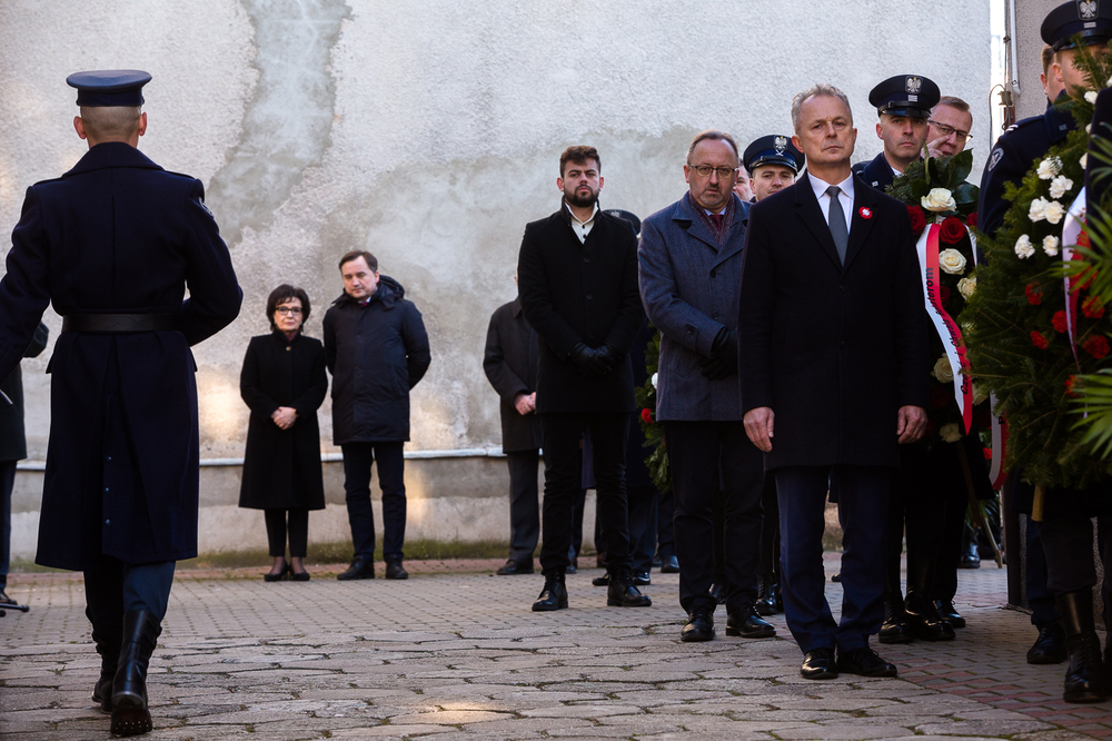 Uroczystość zapalenia zniczy przed tablicą ppłk. Łukasza Cieplińskiego „Pługa” na terenie byłego Aresztu Śledczego Warszawa–Mokotów – 1 marca 2022. Fot. Sławek Kasper (IPN)