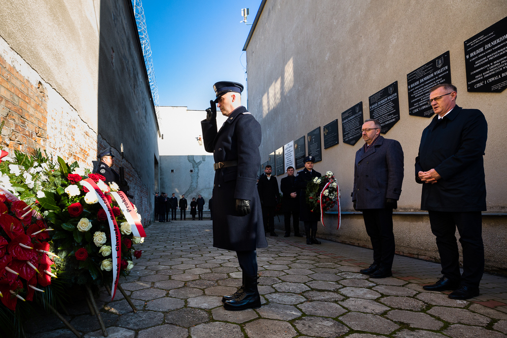 Uroczystość pod ścianą straceń dawnego więzienia mokotowskiego – 1 marca 2022. Fot. Sławek Kasper (IPN)