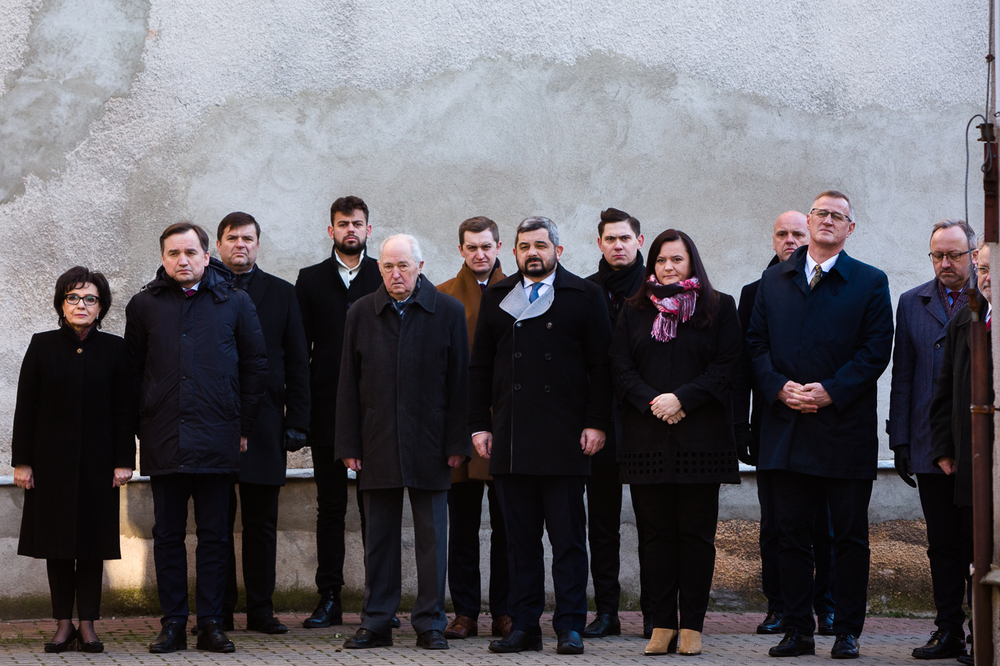 Uroczystość pod ścianą straceń dawnego więzienia mokotowskiego – 1 marca 2022. Fot. Sławek Kasper (IPN)