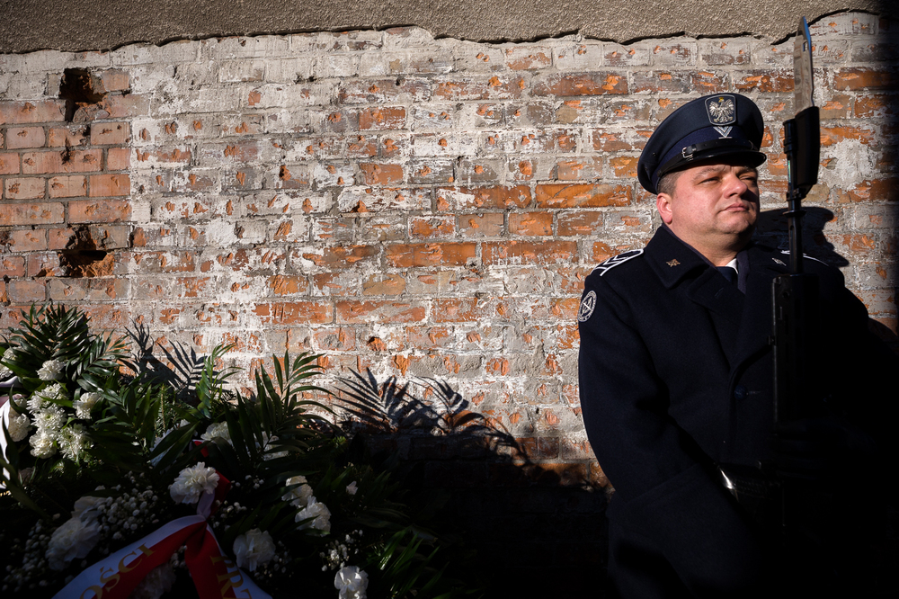 Uroczystość pod ścianą straceń dawnego więzienia mokotowskiego – 1 marca 2022. Fot. Sławek Kasper (IPN)