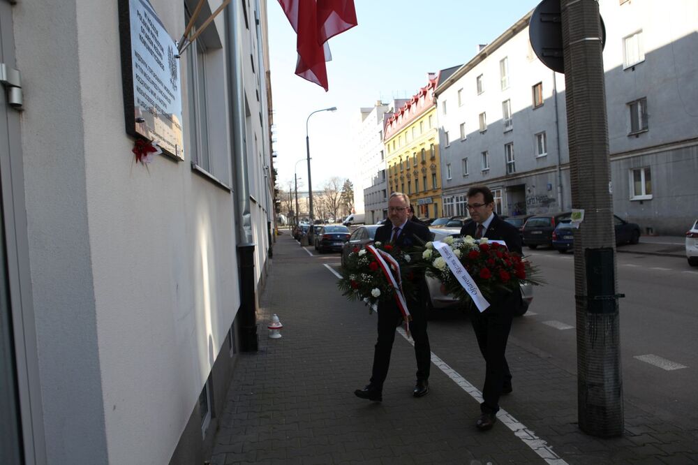 Dr hab. Karol Polejowski, zastępca prezesa IPN i Wiesław Włodek, wiceprezes Poczty Polskiej złożyli kwiaty pod tablicą pamiątkową przy ul. Strzeleckiej 8 – Warszawa, 1 marca 2022. Fot. Adrianna Garnik (IPN)