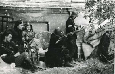 Gen. Podhorski i jego oddział walczący w Powstaniu Warszawskim w 1944 roku. Fotografie pochodzą z akt IPN Po 1301/1