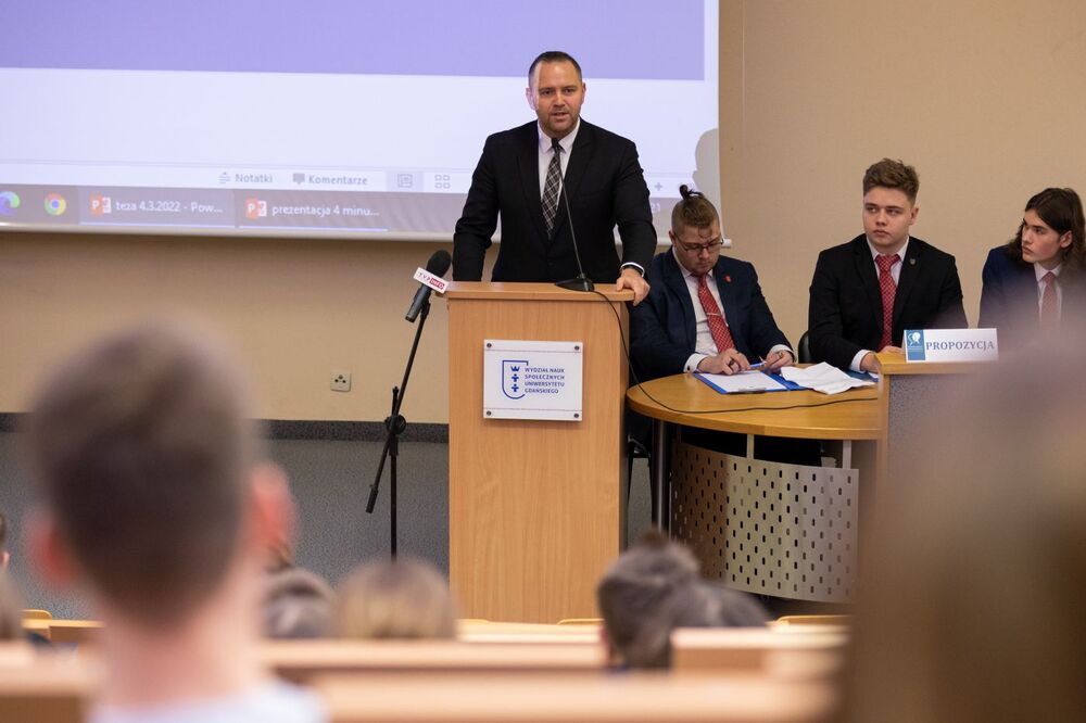 Prezes IPN dr Karol Nawrocki podczas debaty historycznej licealistów „Polscy żołnierze po zakończeniu II wojny światowej posiadali moralny obowiązek kontynuowania walki” – Gdańsk, 4 marca 2022. Fot. Mikołaj Bujak (IPN)