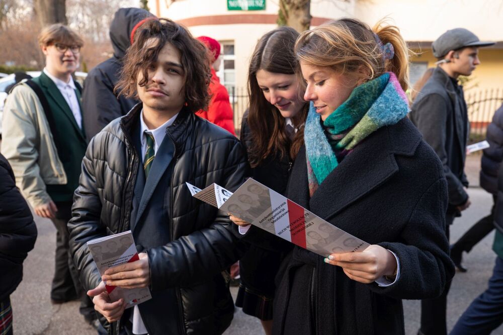 Odsłonięcie tablicy upamiętniającej członków antykomunistycznej organizacji młodzieżowej „Ruch Wyzwoleńczy Młodzieży Słowiańskiej” – Gdynia, 4 marca 2022.  Fot. Mikołaj Bujak (IPN)