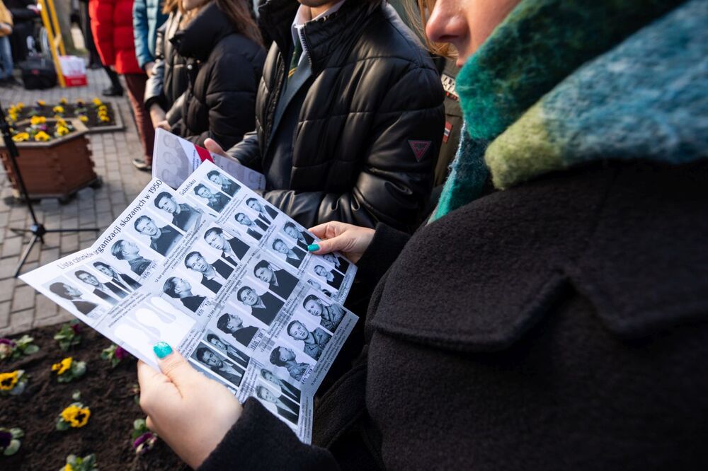 Odsłonięcie tablicy upamiętniającej członków antykomunistycznej organizacji młodzieżowej „Ruch Wyzwoleńczy Młodzieży Słowiańskiej” – Gdynia, 4 marca 2022.  Fot. Mikołaj Bujak (IPN)
