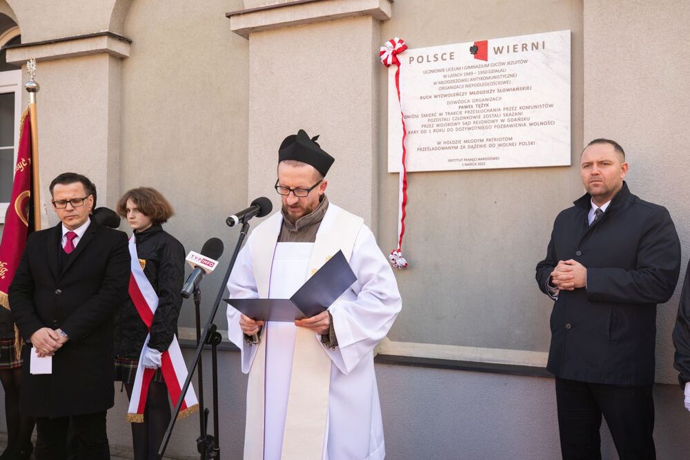 Odsłonięcie tablicy upamiętniającej członków antykomunistycznej organizacji młodzieżowej „Ruch Wyzwoleńczy Młodzieży Słowiańskiej” – Gdynia, 4 marca 2022.  Fot. Mikołaj Bujak (IPN)