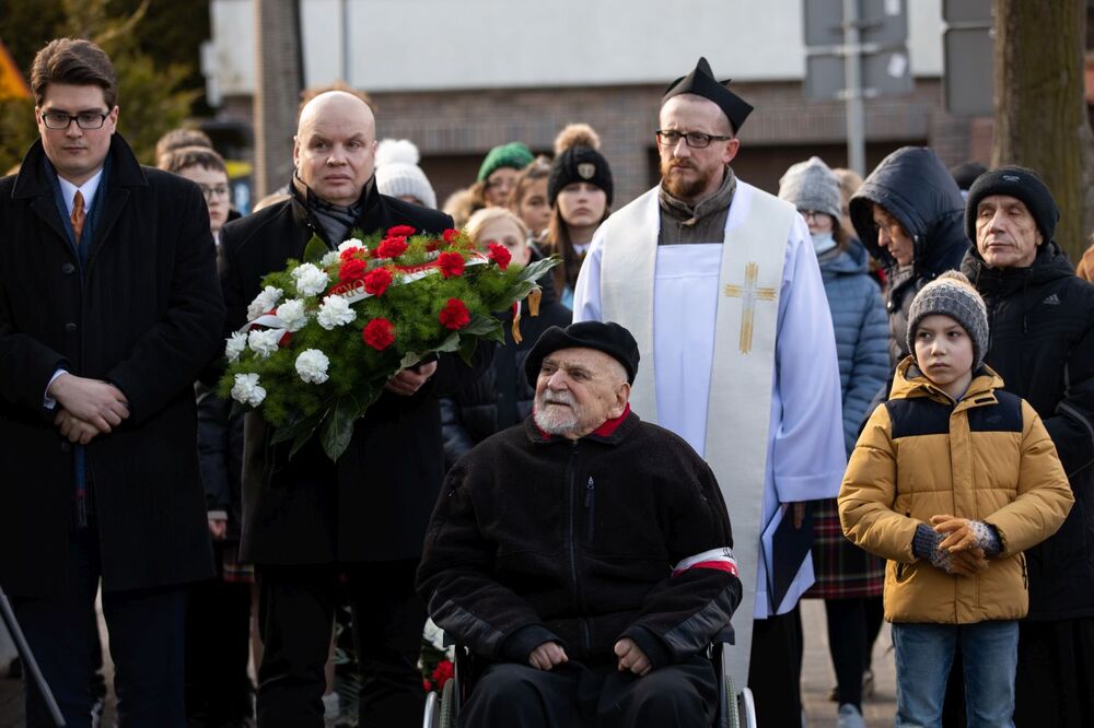 Odsłonięcie tablicy upamiętniającej członków antykomunistycznej organizacji młodzieżowej „Ruch Wyzwoleńczy Młodzieży Słowiańskiej” – Gdynia, 4 marca 2022.  Fot. Mikołaj Bujak (IPN)