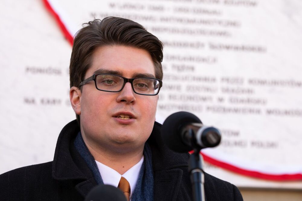 Odsłonięcie tablicy upamiętniającej członków antykomunistycznej organizacji młodzieżowej „Ruch Wyzwoleńczy Młodzieży Słowiańskiej” – Gdynia, 4 marca 2022.  Fot. Mikołaj Bujak (IPN)