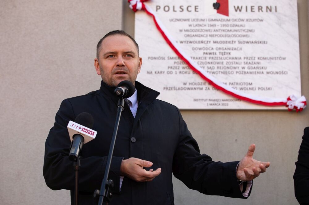 Dr Karol Nawrocki, prezes IPN, podczas odsłonięcia tablicy upamiętniającej członków antykomunistycznej organizacji młodzieżowej „Ruch Wyzwoleńczy Młodzieży Słowiańskiej” – Gdynia, 4 marca 2022.  Fot. Mikołaj Bujak (IPN)