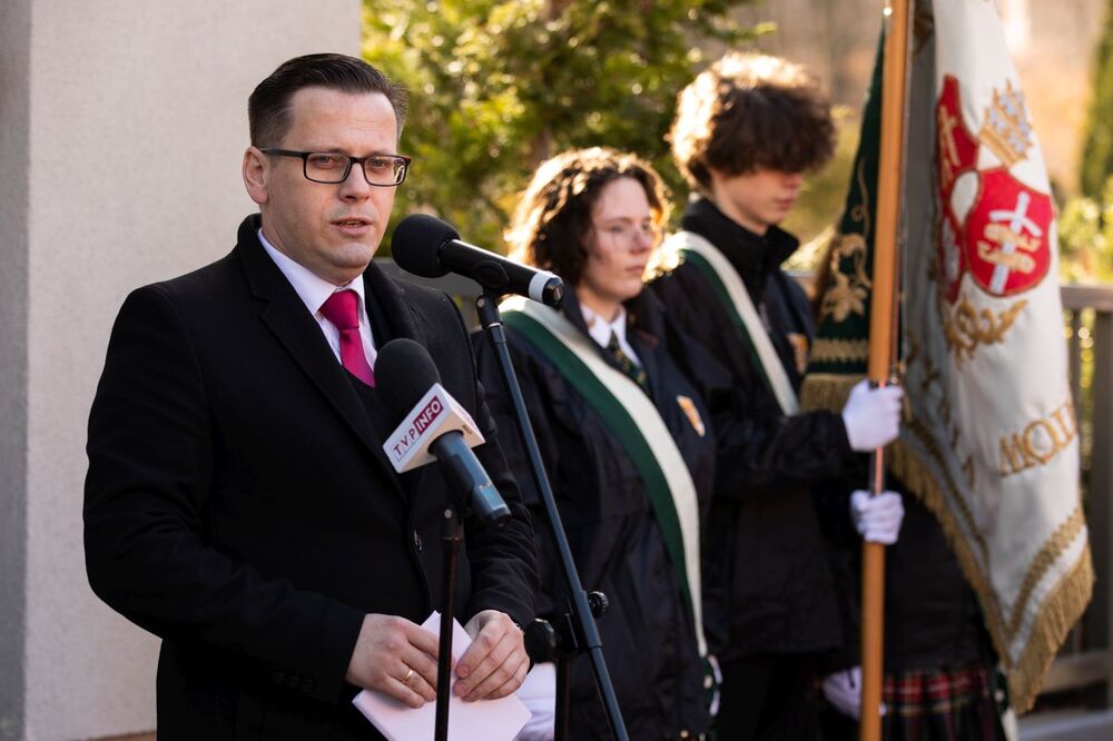 Dr Paweł Warot, dyrektor IPN w Gdańsku, podczas odsłonięcia tablicy upamiętniającej członków antykomunistycznej organizacji młodzieżowej „Ruch Wyzwoleńczy Młodzieży Słowiańskiej” – Gdynia, 4 marca 2022.  Fot. Mikołaj Bujak (IPN)