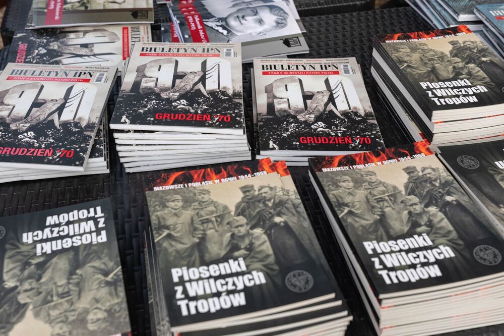 Stoisko Wydawnictwa IPN z okolicznościowymi materiałami popularyzatorskimi – Warszawa, 6 marca 2022. Fot. Mikołaj Bujak (IPN)