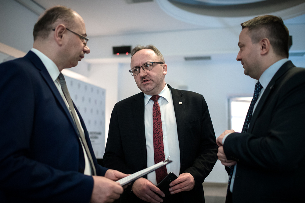 Od lewej: Dr Mateusz Szpytma – wiceprezes IPN, dr hab. Karol Polejowski – wiceprezes IPN. Sympozjum „Aktion Reinhardt i Zagłada polskich Żydów – w kręgu mechanizmów i sprawców” – 9 marca 2022. Fot. Sławek Kasper (IPN)