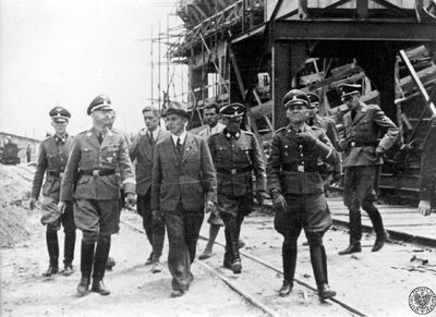 Rudolf Höss oprowadza Heinricha Himmlera po terenie budowy fabryki IG Farben k. Oświęcimia, 1942 r.