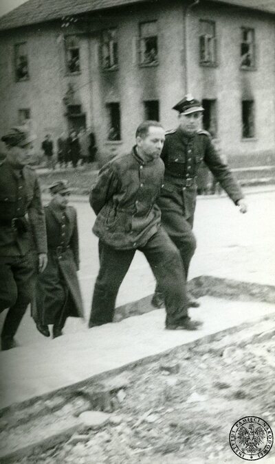 Rudolf Höss prowadzony na miejsce wykonania wyroku śmierci, 16 kwietnia 1947 r.