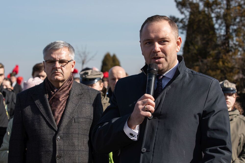 Dr Karol Nawrocki, prezes IPN (P) i dr Andrzej Sznajder, dyrektor IPN w Katowicach (L) podczas uroczystości oznaczenia grobu powstańca śląskiego Wilhelma Marca znakiem pamięci „Tobie Polsko” – Mysłowice, 12 marca 2022. Fot. Mikołaj Bujak (IPN)