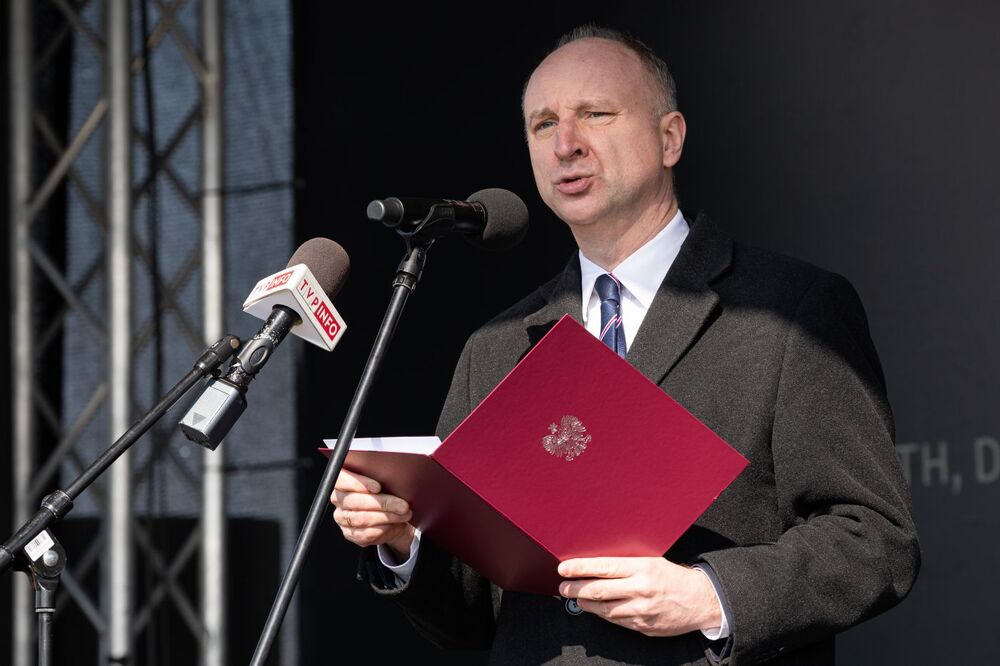 Sekretarz Stanu w Kancelarii Prezydenta RP minister Wojciech Kolarski odczytał list prezydenta Andrzeja Dudy – Bełżec, 15 marca 2022. Fot. Mikołaj Bujak (IPN)