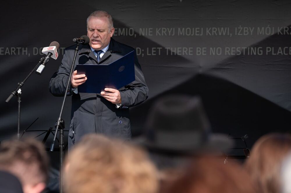 Ryszard Pagacz, wicewojewoda małopolski odczytał list premiera Mateusza Morawieckiego – Bełżec, 15 marca 2022. Fot. Mikołaj Bujak (IPN)