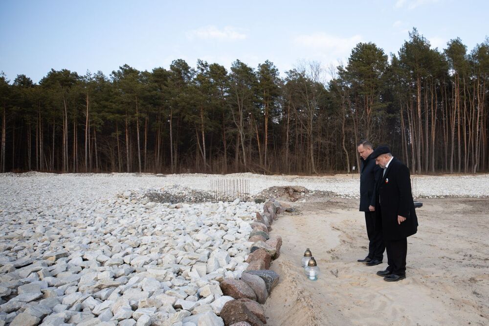 Prezes IPN dr Karol Nawrocki i rabin Polski Michael Schudrich oddali hołd ofiarom niemieckiego obozu zagłady w Sobiborze – 15 marca 2022. Fot. Mikołaj Bujak (IPN)