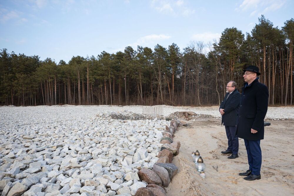 Wiceprezes IPN dr Mateusz Szpytma i dyrektor BUWiM IPN Adam Siwek oddali hołd ofiarom niemieckiego obozu zagłady w Sobiborze – 15 marca 2022. Fot. Mikołaj Bujak (IPN)