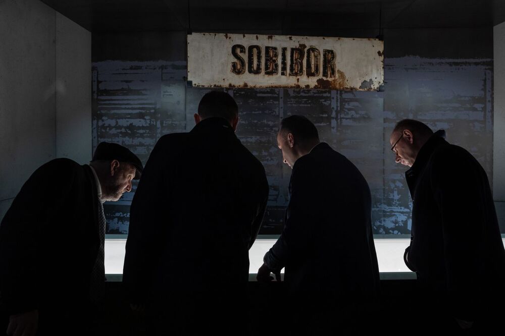 Przedstawiciele IPN i rabin Polski Michael Schudrich w Muzeum i Miejscu Pamięci w Sobiborze – 15 marca 2022. Fot. Mikołaj Bujak (IPN)