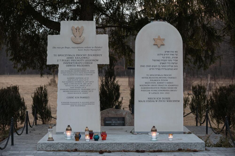 Przedstawiciele IPN i rabin Polski Michael Schudrich upamiętnili więźniów obozu pracy w Adampolu, zamordowanych przez Niemców w latach 1941–1943 – 15 marca 2022. Fot. Mikołaj Bujak (IPN)