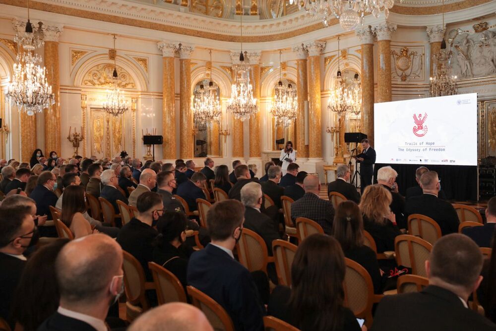 Prof. Tadeusz Wolsza odczytał list marszałek Sejmu Elżbiety Witek skierowany do uczestników uroczystej inauguracji projektu IPN „Szlaki Nadziei. Odyseja Wolności” – Warszawa, 18 marca 2022. Fot. Mikołaj Bujak (IPN)