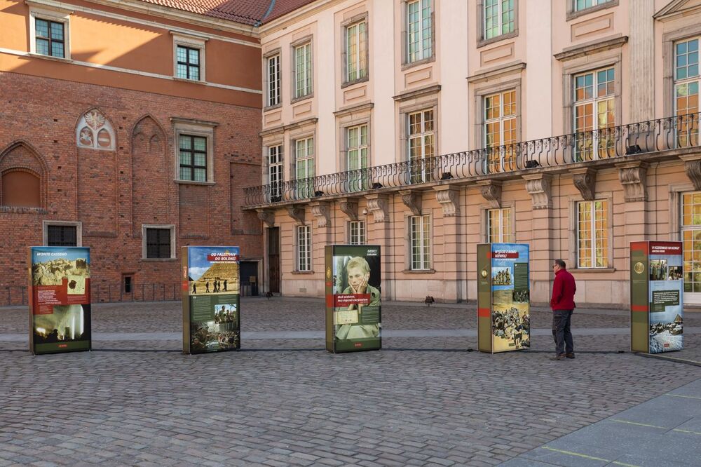 Wystawa IPN „Szlaki Nadziei. Odyseja Wolności” na dziedzińcu Zamku Królewskiego – Warszawa, 18 marca 2022. Fot. Mikołaj Bujak (IPN)