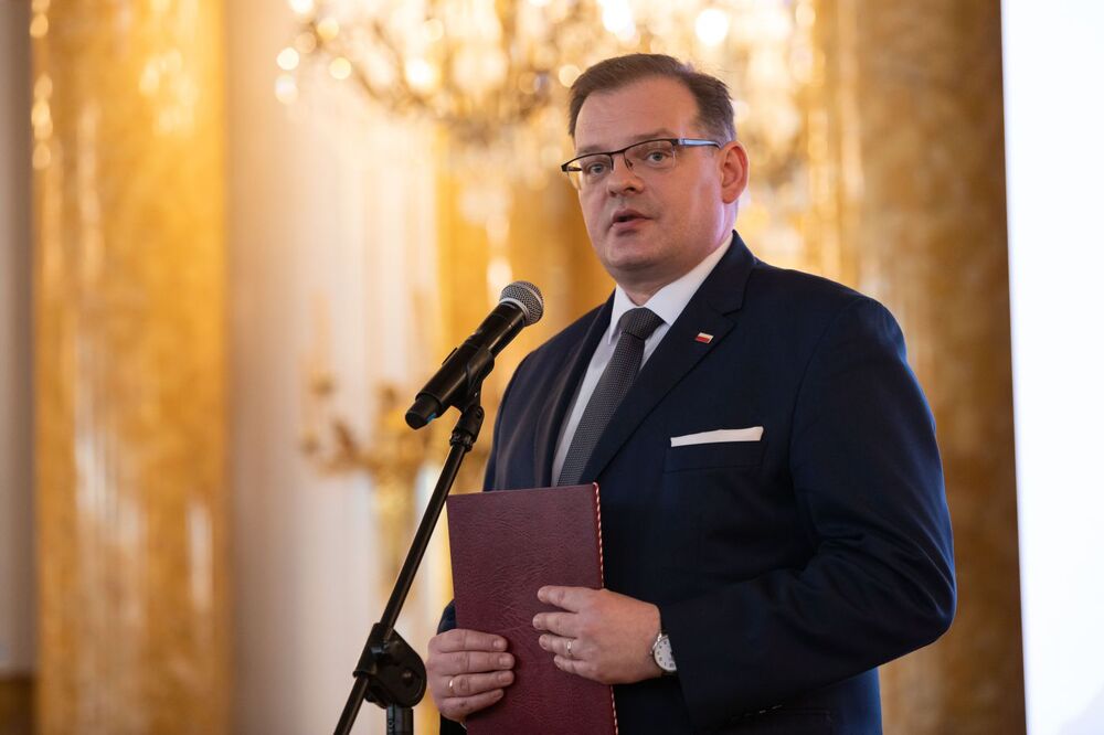 Jan Józef Kasprzyk, szef Urzędu do Spraw Kombatantów i Osób Represjonowanych, odczytał list premiera Mateusza Morawieckiego – Warszawa, 18 marca 2022. Fot. Mikołaj Bujak (IPN)