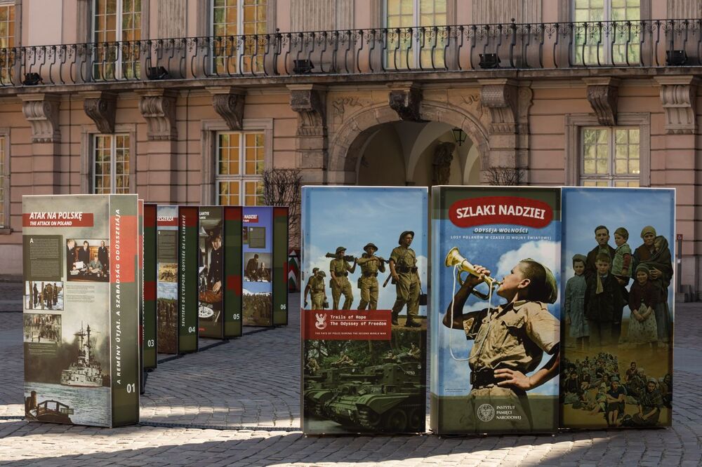 Wystawa IPN „Szlaki Nadziei. Odyseja Wolności” na dziedzińcu Zamku Królewskiego – Warszawa, 18 marca 2022. Fot. Mikołaj Bujak (IPN)