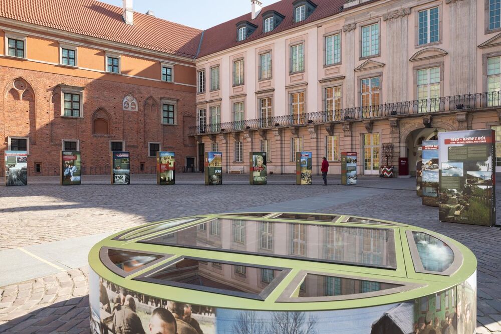 Wystawa IPN „Szlaki Nadziei. Odyseja Wolności” na dziedzińcu Zamku Królewskiego – Warszawa, 18 marca 2022. Fot. Mikołaj Bujak (IPN)