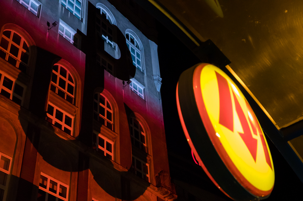 Znak Polski Walczącej na budynku PAST-y